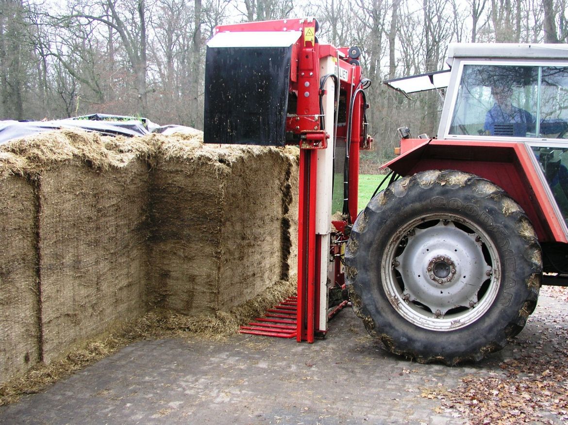 Ce-distributrice-de-blocs-d'ensilage-est-une-machine-agricole-pour-les-éleveurs-de-bovins-laitiers-et-de-bovins-à-viande.