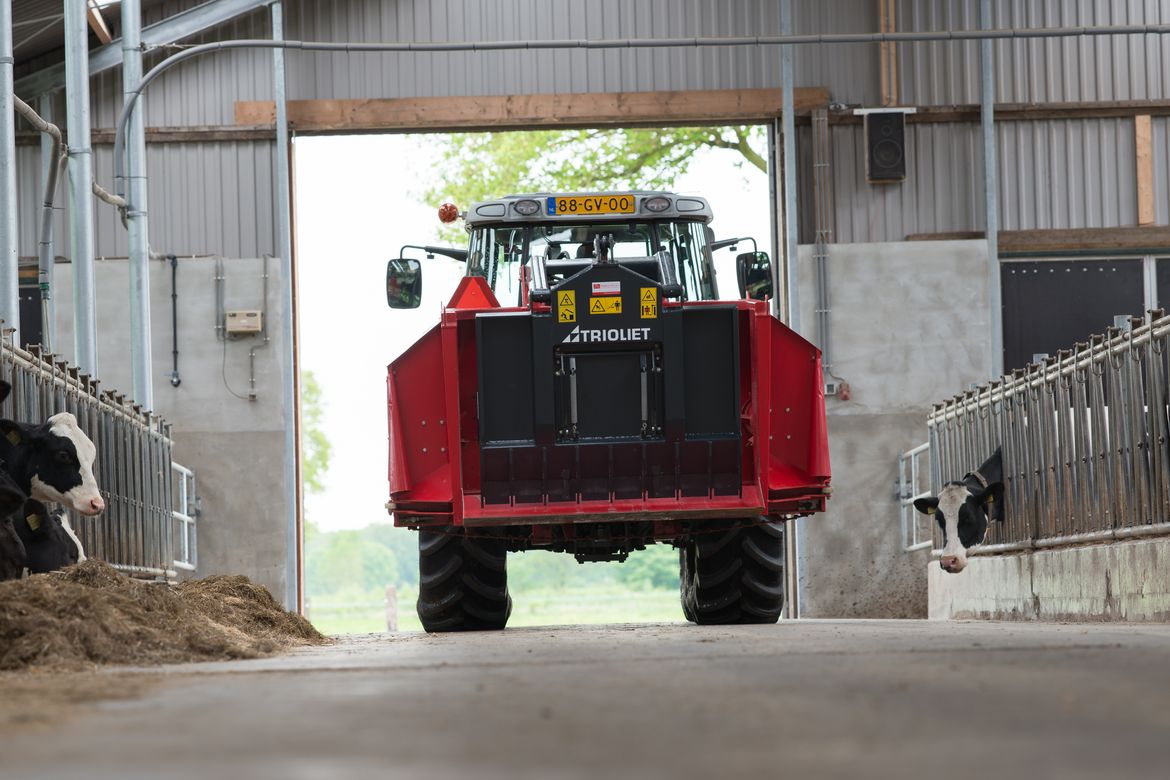 Nourrir-le-bétail-avec-le-distributrice-autochargeuse-est-un-jeu-d'enfant-pour-les-éleveurs-laitiers